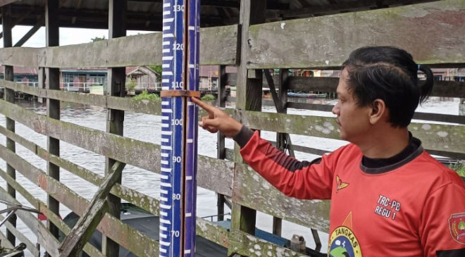 Personil TRC BPBD Kobar memantau ketinggian muka air di Sungai Arut guna upaya mitigasi bencana cuaca ekstrim. (Ist)