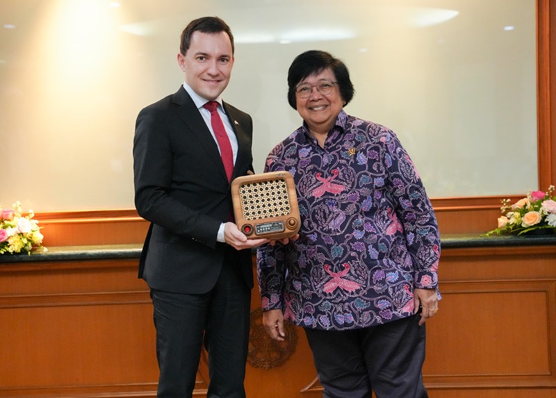 Menteri Lingkungan Hidup dan Kehutanan (Menteri LHK) Siti Nurbaya menyambut kunjungan Menteri Urusan Ekonomi Finlandia, Wille-Werner Rydman di Kantor KLHK Jakarta. (Ist)
