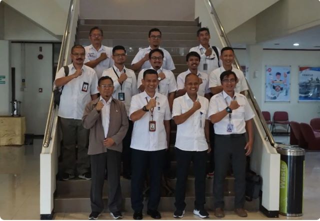 Amarulla pada penjajakan kerjasama riset di bidang pengembangan teknologi kendaraan tempur di kantor PT. PINDAD (Persero), Bandung. (Ist)