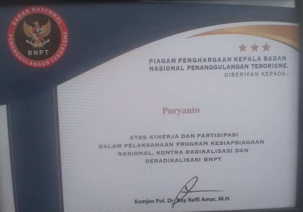 Piagam penghargaan dari Kepala Badan Nasional Penanggulangan Terorisme Komjen Pol Dr. Boy Rafli Amar, M.H atas kinerja dan partisipasi dalam pelaksanaan program kesiapsiagaan nasional, kontra radikalisasi dan deradikalisasi BNPT. (Ist)