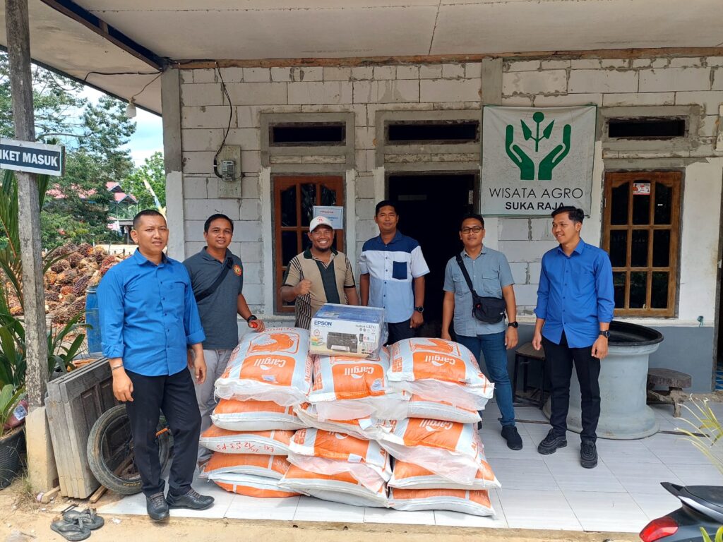 Sat Intelkam Polres PPU menyerahkan bantuan kapad Puryanto. (Ist)