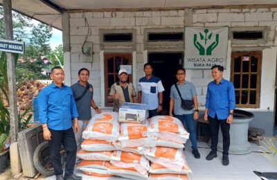 Sat Intelkam Polres PPU menyerahkan bantuan kapad Puryanto. (Ist)