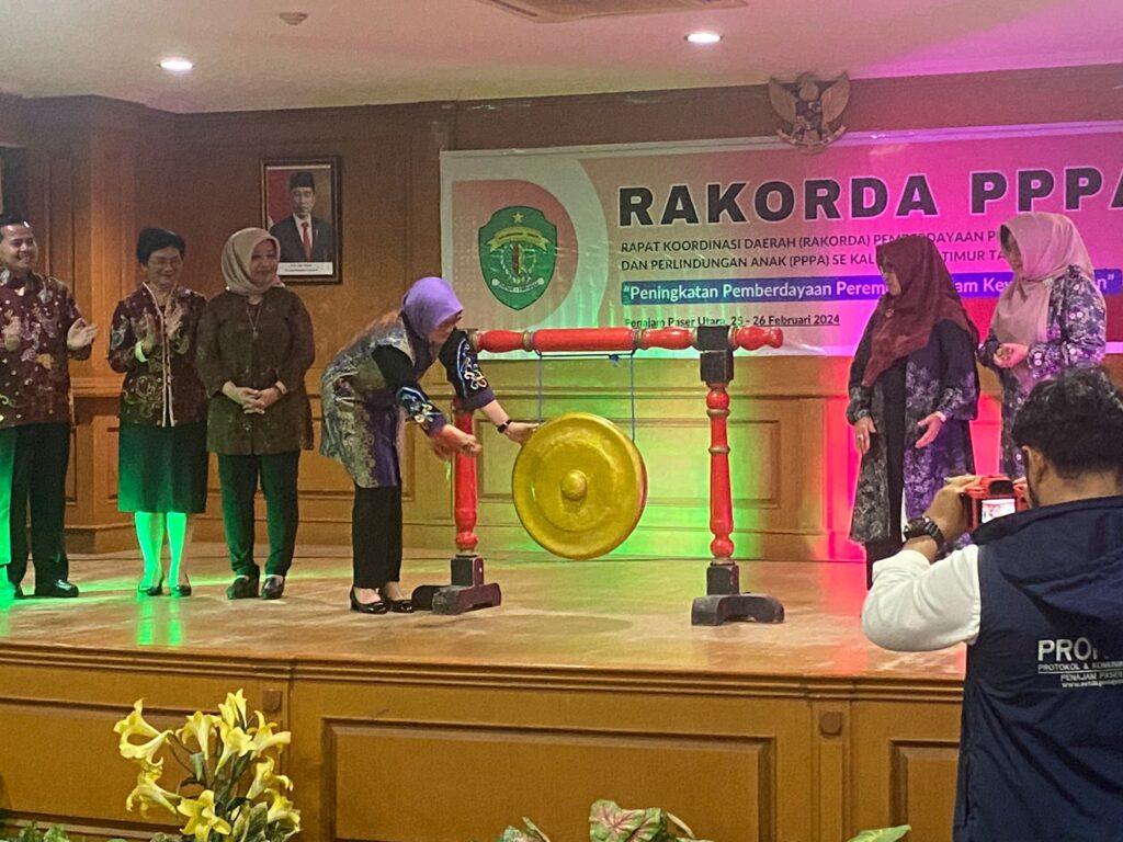 Sekdaprov Kaltim, Sri Wahyuni memukul gong sebagai tanda akan dimulainya Rakorda PPPA di Kabupaten PPU, Minggu (25/02/2024). (Ist)