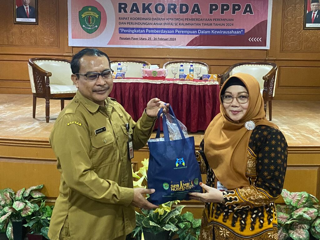 Kepala DP3AP2KB PPU, Chairur Rozikin memberikan bingkisan kepada Kepala DKP3A Kaltim, Noryani Sorayalita saat penutupan Rakorda PPA Kaltim, Senin (26/02/2024). (Ist)
