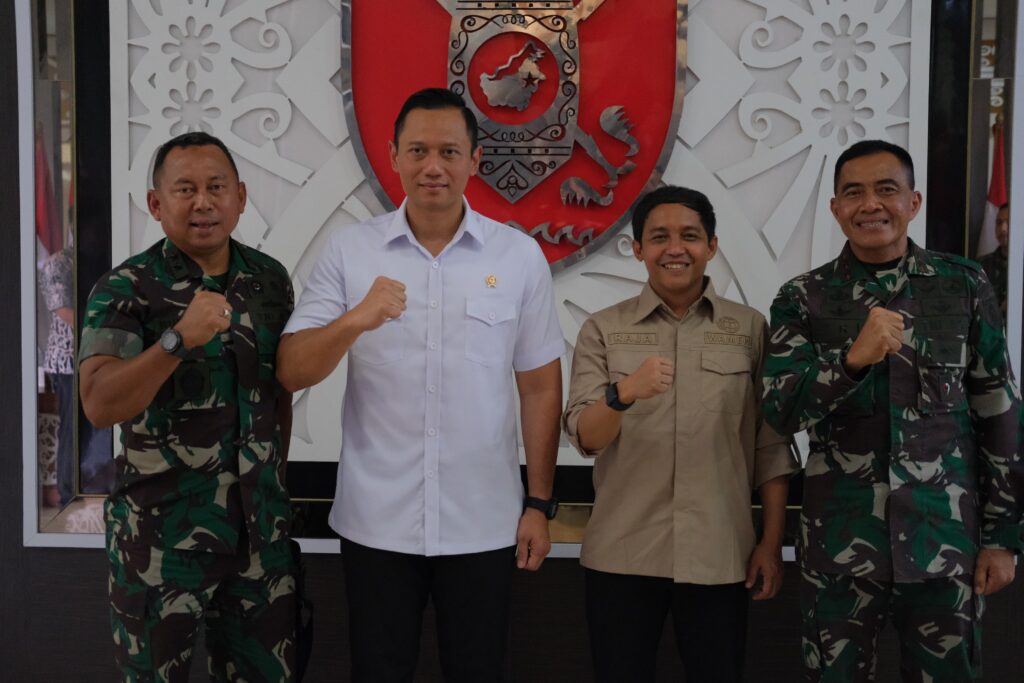 Serah Terima Sertifikat Tanah Kogabwilhan II. (Ist)