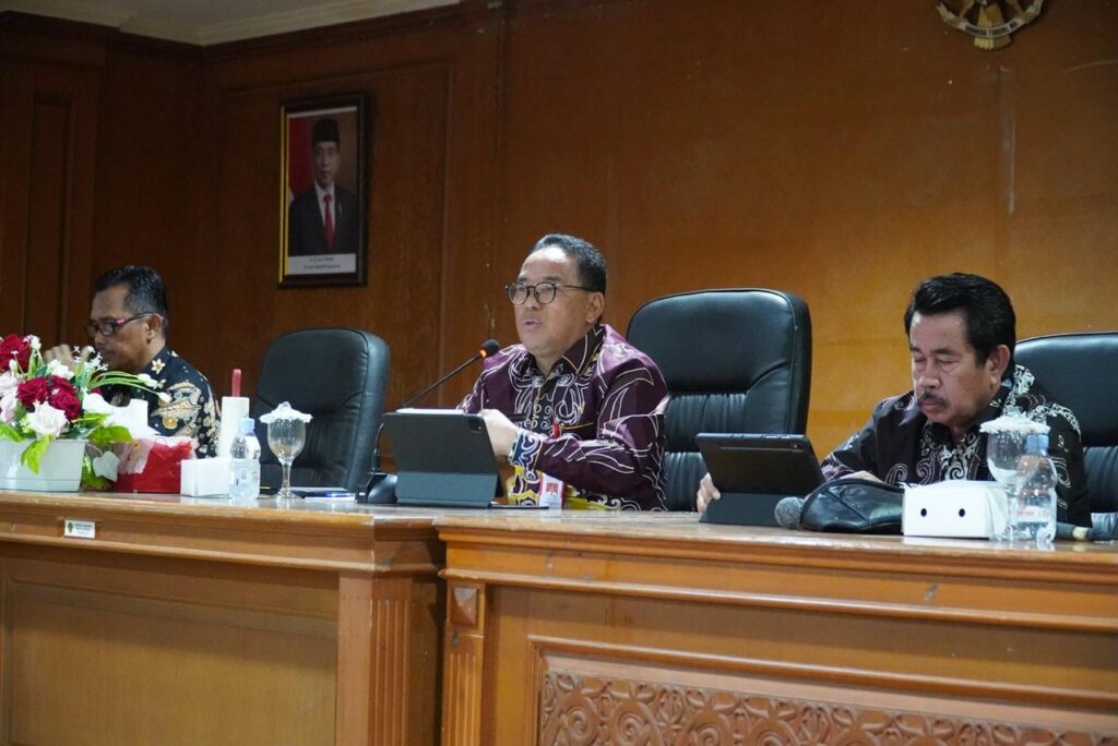 Pj Bupati PPU, Makmur Marbun (Tengah). (Ist)