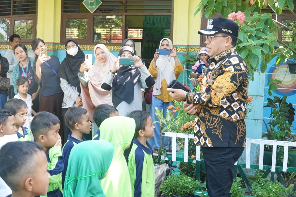 Pj Bupati PPU, Makmur Marbun berbicara bersama murid SDN 013 Penajam. (Ist)