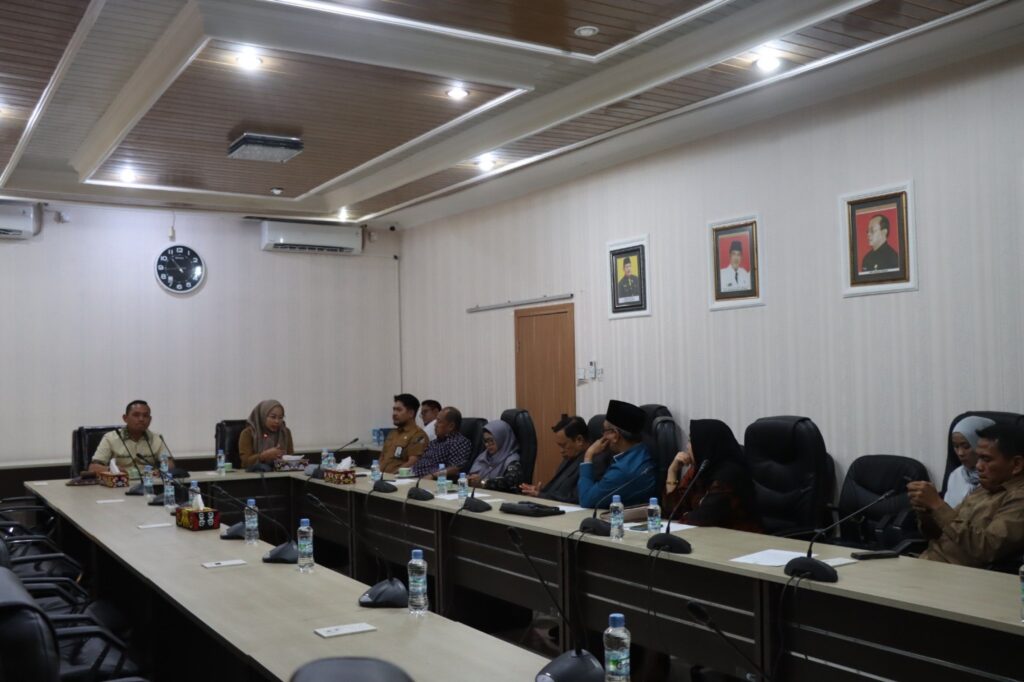 Banmus dan Bapemperda DPRD Kaltim melakukan kunjungan kerja ke DPRD Kota Balikpapan, Senin (12/2/2024). (Ist)