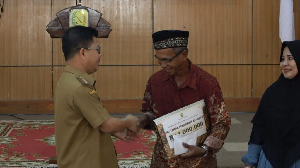 Bupati Sambas Satono menyerahkan secara simbolis tali asih pada 257 orang Guru Taman Pendidikan Al-Qur’an. (Ist)