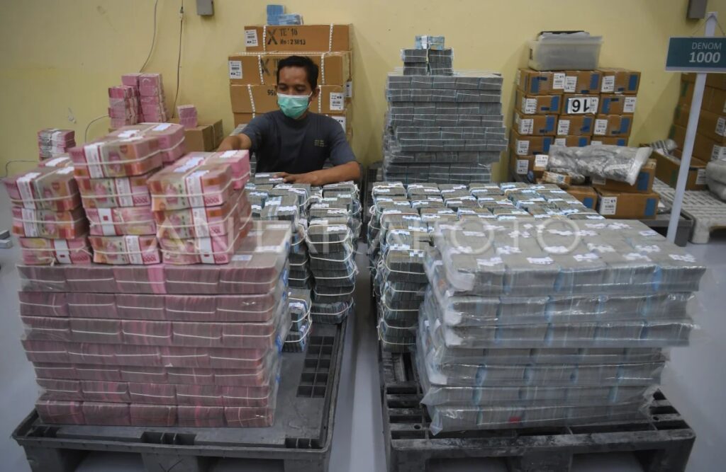 Petugas menata uang tunai di BNI Cash Center, Jakarta, Kamis (14/3/2024). (Ist)