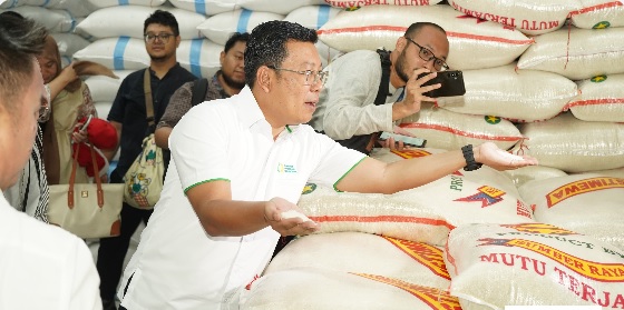 Kepala Badan Pangan Nasional Arif Prasetyo Adi ketika memantau langsung pasokan dan harga beras di pasar. (Ist)