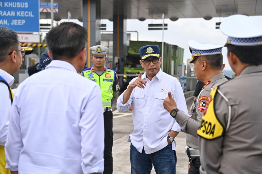 Menhub Budi Karya Sumadi ketika mengecek kesiapan infrastruktur transportasi jelang Arus Mudik Lebaran 2024 di beberapa lokasi di Jawa Barat. (Ist)