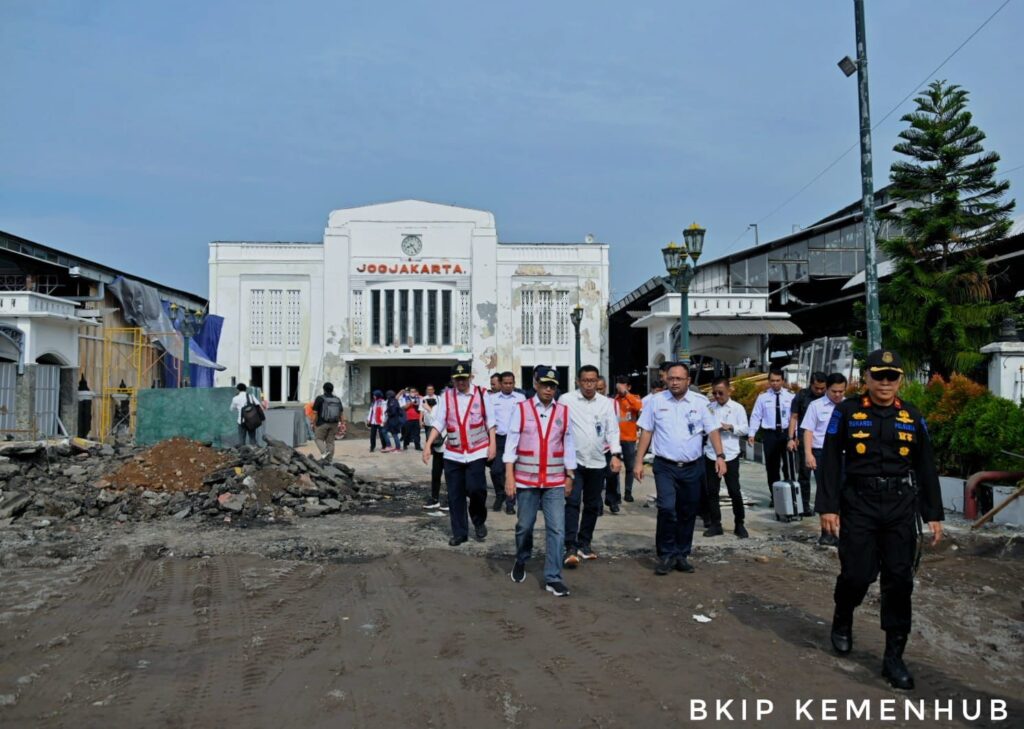 Menteri Perhubungan Budi Karya Sumadi berserta rombongan meninjau kondisi bangunan dan kawasan stasiun yang akan di percantik. (Ist)