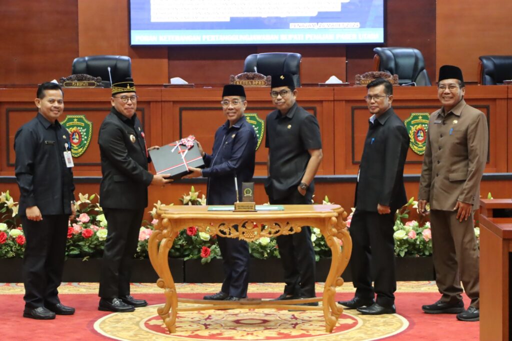Pj Bupati PPU, Makmur Marbun Sampaikan Nota Penjelasan Terhadap Tiga Raperda Pemerintah dan Jawaban Atas Tiga Raperda Inisiatif DPRD. (Ist)