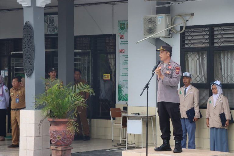 Kabag SDM Polres PPU, Kompol Muhadi saat menjadi pembina upacara di SMK N 2. (Ist)