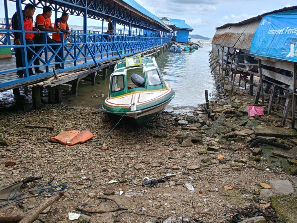 Speedboat di Pelabuhan Penajam, Kabupaten PPU diketahui mengalami kecelakaan. (ESY)