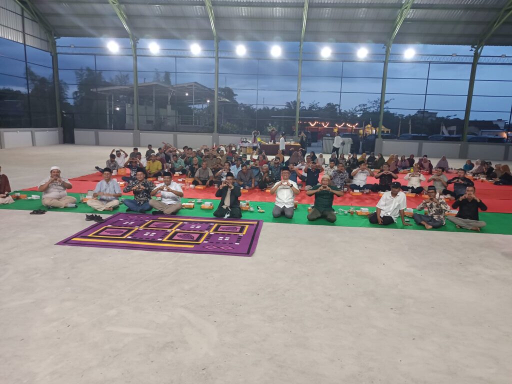 Buka bersama puasa Ramadhan OIKN dengan warga Desa Bukit Raya. (Ist)