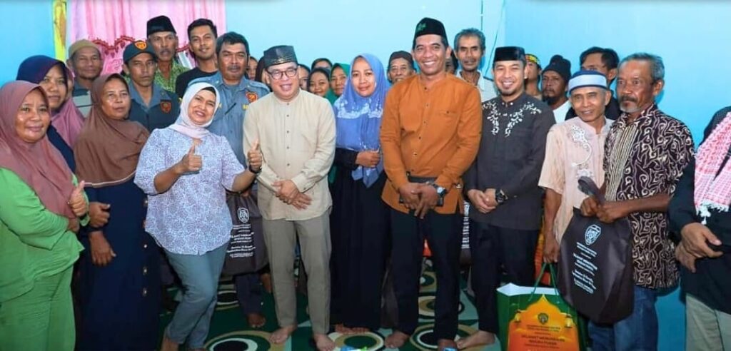 Pj Bupati PPU, Makmur Marbun Sahur Bersama Masyarakat di Desa Labangka Barat. (Ist)
