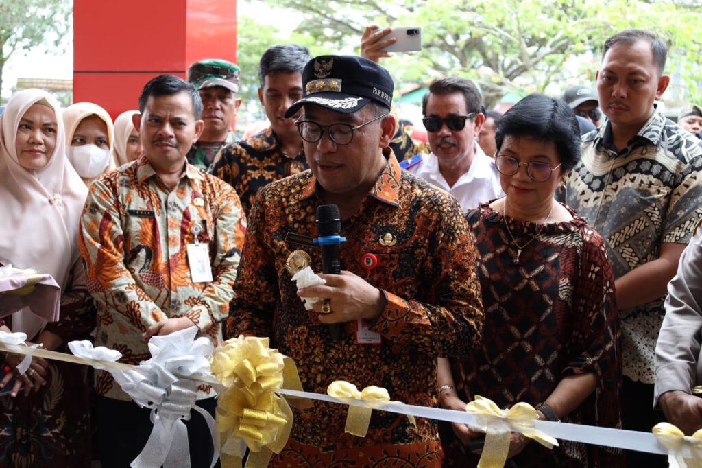 Makmur Marbun Meresmikan Gedung SDN 026 Penajam. (Ist)