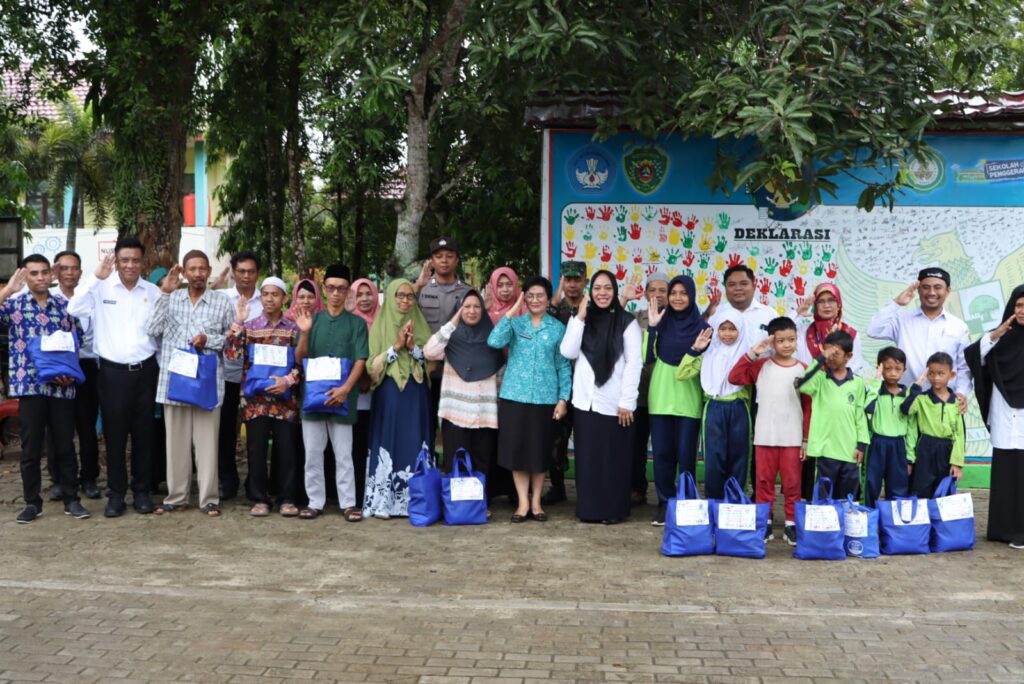 Ketua TP PKK PPU Linda Romauli Siregar Melepas Bakti Sosial Berbagi Sembako Berkah Ramadan SLP SDN 013 Penajam. (Ist)