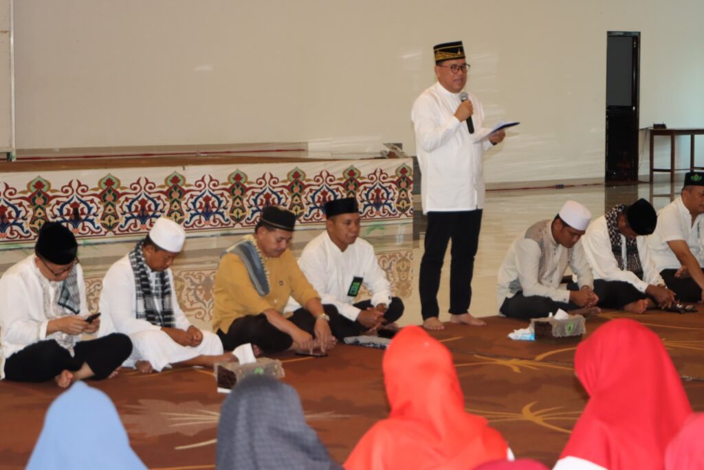 Safari Ramadan, Makmur Marbun Berikan Bingkisan Kepada Tokoh Agama dan Tokoh Masyarakat. (Ist)