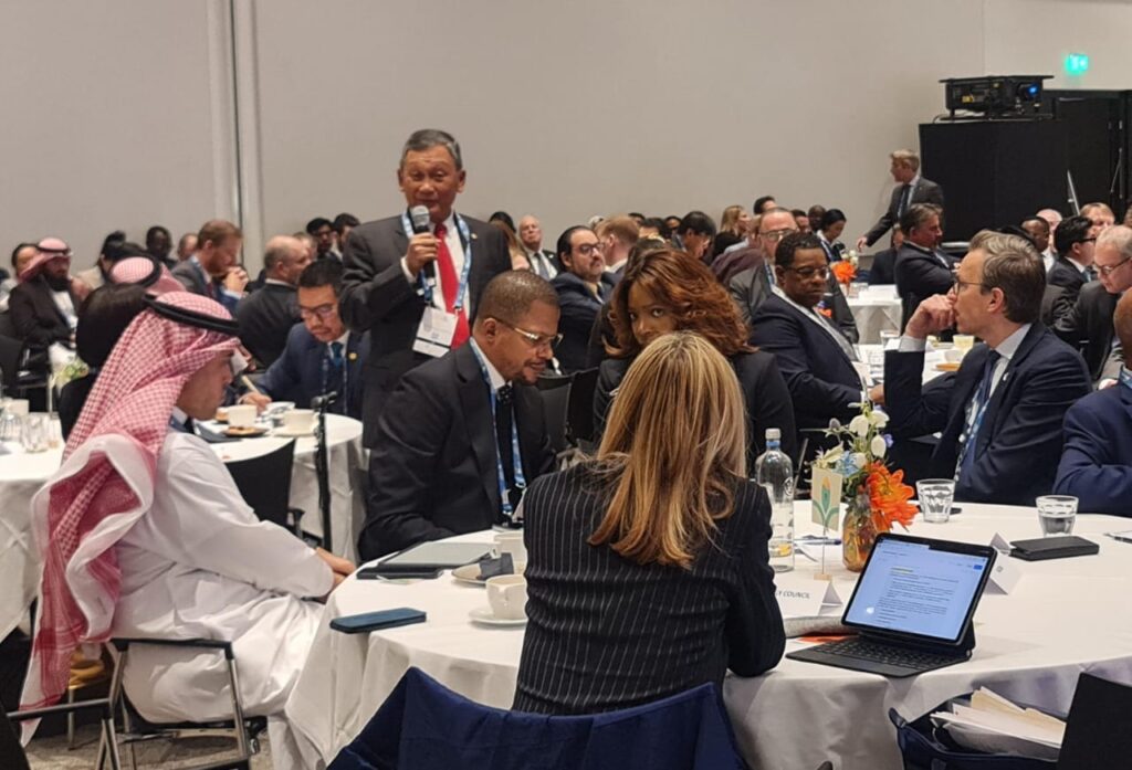 Menteri Energi dan Sumber Daya Mineral Arifin Tasrif (berdiri), dalam Ministrial Roundtable Meeting World Energy Congress (WEC) di Rotterdam, Belanda. (Ist)