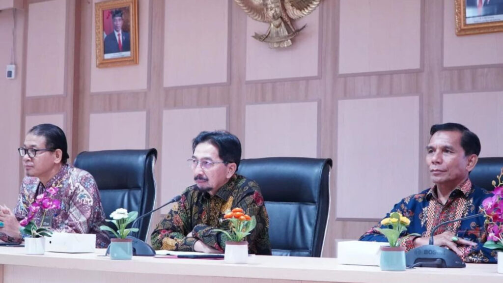 Sekretaris Utama Bapanas Sarwo Edhy dengan ditemani Deputi Konsumsi dan Keamanan Pangan Bapanas Andriko Noto dan Pejabat Bapanas dalam acara Rembug Organisasi KAKPN. (Ist)