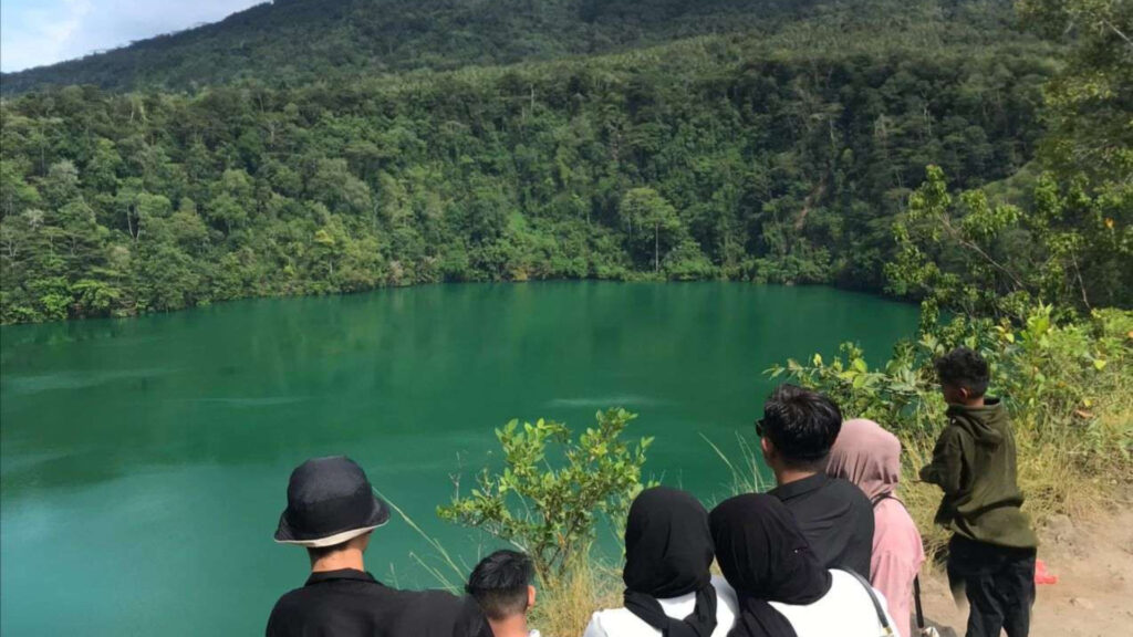 Sejumlah wisatawan mengunjungi Danau Tolire di Kelurahan Takome, Ternate, Maluku Utara. (Ist)