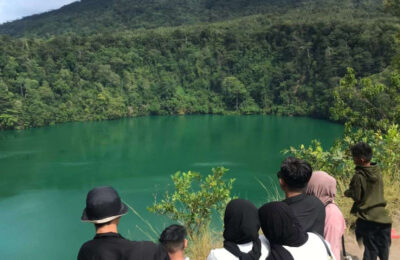 Sejumlah wisatawan mengunjungi Danau Tolire di Kelurahan Takome, Ternate, Maluku Utara. (Ist)