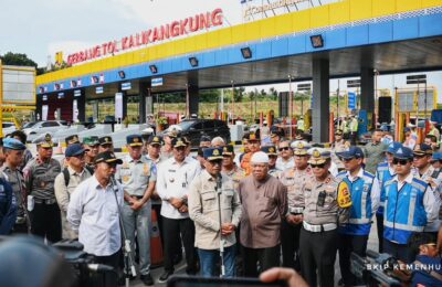 Menhub Budi Karya Sumadi bersama sejumlah pihak ketika meninjau arus balik kendaraan di GT Kalikangkung. (Ist)
