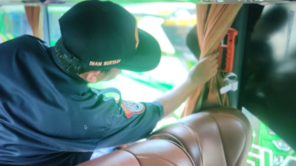 Petugas tengah memeriksa kelengkapan sabuk keselamatan di bus. (Ist)
