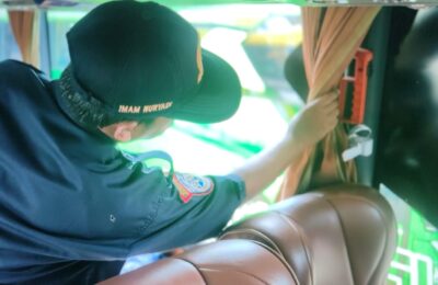 Petugas tengah memeriksa kelengkapan sabuk keselamatan di bus. (Ist)