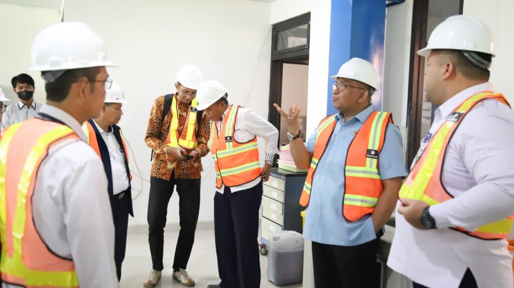 Wamenaker Afriansyah Noor saat mengunjungi fasilitas Balai K3 IKN di Samarinda. (Ist)