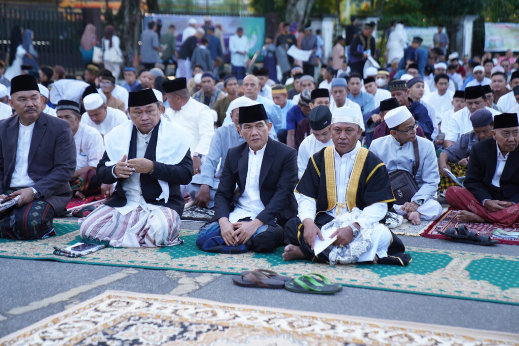 Penjabat (Pj) Wali Kota Pontianak Ani Sofian melaksanakan Salat Id Idulftiri di taman alun-alun Kapuas. (Ist)