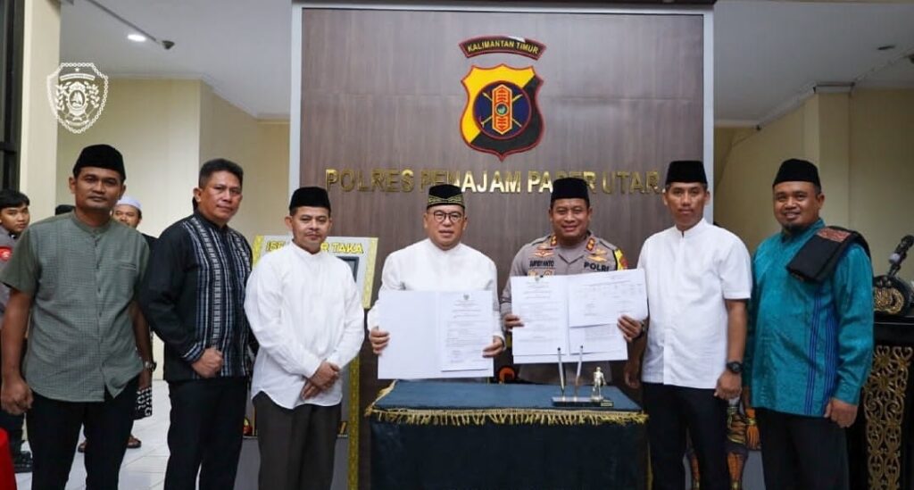 Pj Bupati PPU Makmur Marbun menandatangani Naskah Perjanjian Hibah Daerah (NPHD) yang mengatur hibah tanah dengan Polres PPU. (Ist)