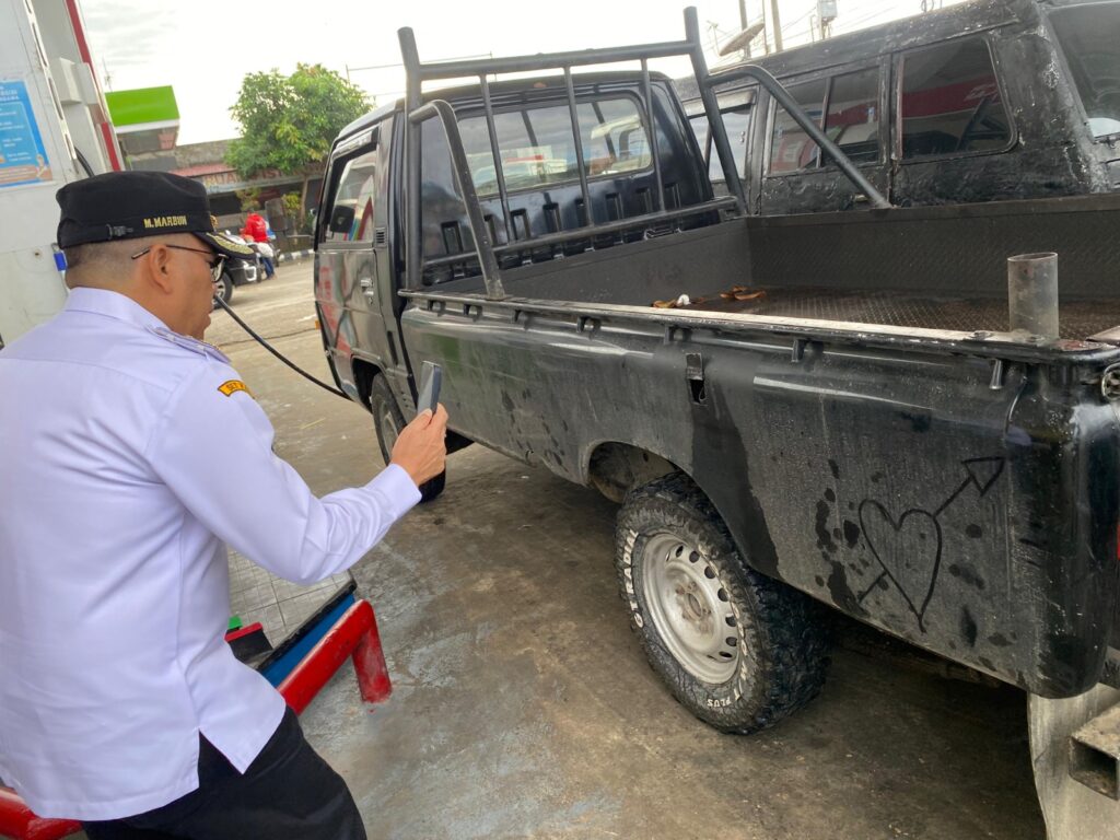 Pj. Bupati PPU, Makmur Marbun saat mendapati pelanggaran distribusi BBM Solar Bersubsidi. (Ist)