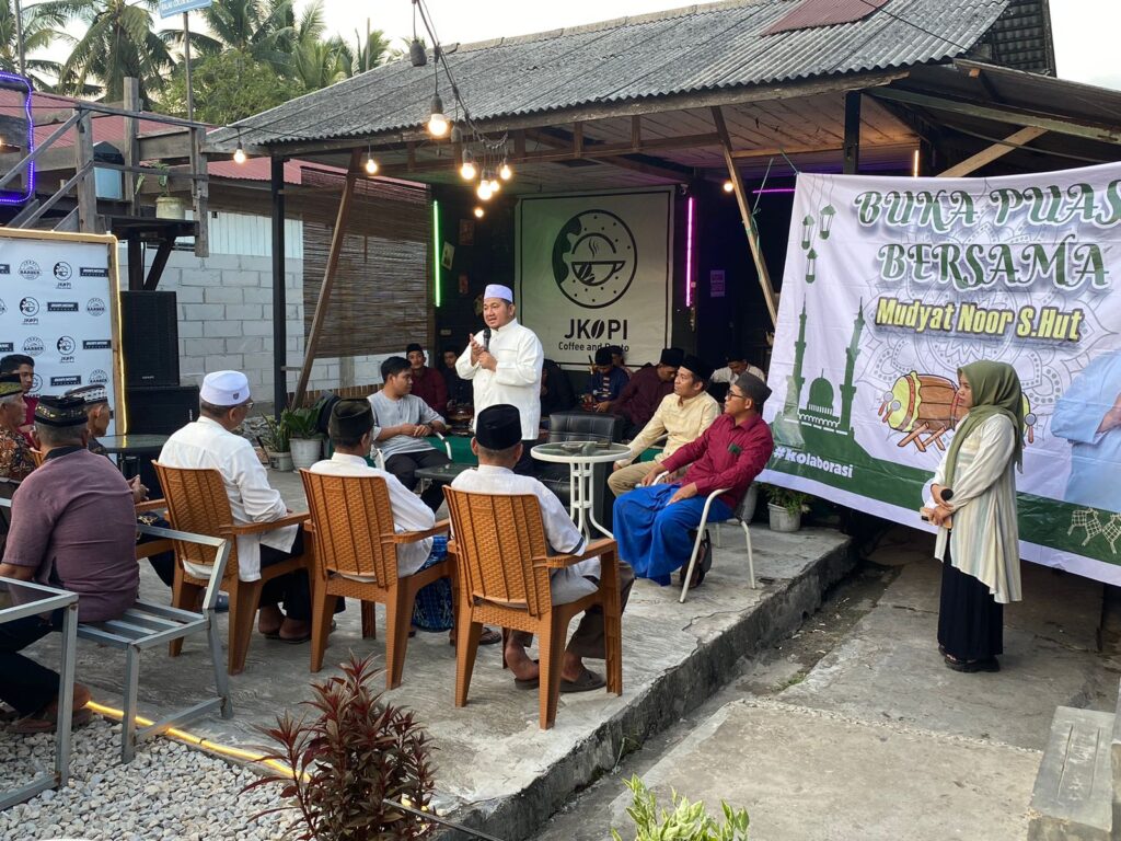 Komisaris PT Mineral Langgeng Megatama (MLM), Mudyat Noor menjalin silaturahmi dengan warga Desa Bangun Mulya. (Ist)