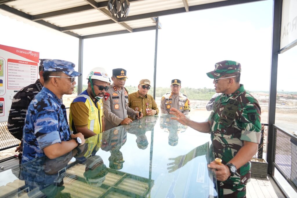 Pangdam VI/Mlw Bersama Kapolda Kaltim Tinjau Pos Pengamanan Idulfitri 2024. (Ist)