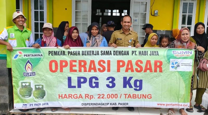 Tim Disperindagkop Paser menggelar Operasi Pasar. (Ist)