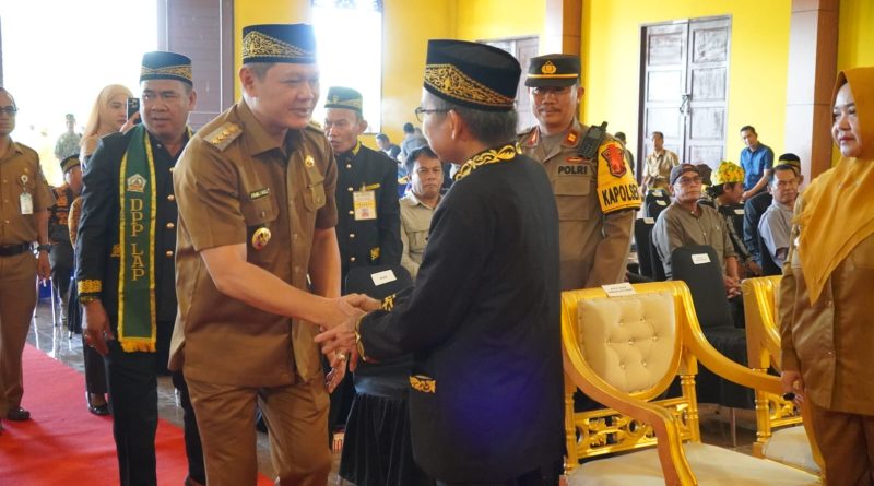 Bupati Paser Fahmi Fadli membuka Mubes V Dewan Pengurus Pusat Lembaga Adat Paser (LAP). (Ist)