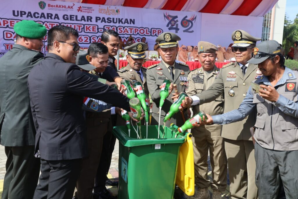 Pemusnahan Puluhan Botol Miras Hasil Tangkapan. (Ist)