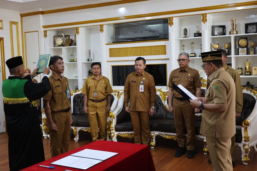 Pemkab PPU Gelar Pelantikan Pejabat Administrator Disdukcapil dan Penyerahan Surat Perintah Plh. Kepala Sekolah SMPN 02 PPU. (Ist)