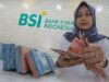 Petugas menghitung uang tunai milik nasabah yang melakukan penyetoran ke rekening di Bank Syariah Indonesia (BSI) Kantor Cabang Banda Aceh. (Ist)