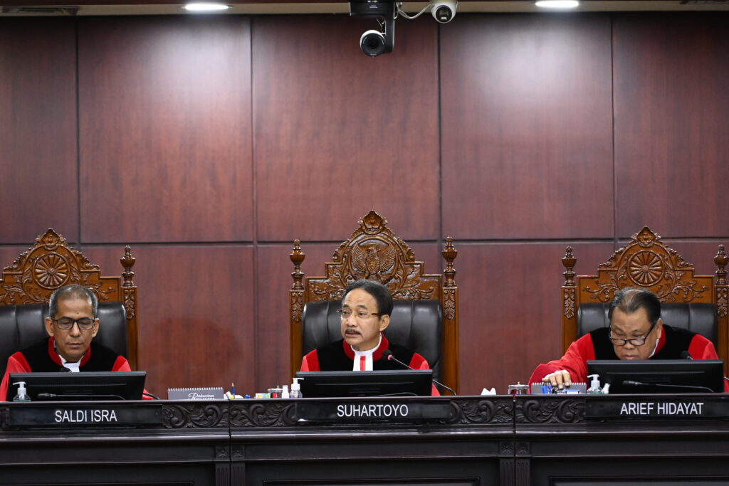 Ketua Mahkamah Konstitusi (MK) Suhartoyo (tengah) didampingi Hakim Konstitusi Saldi Isra (kiri) dan Arief Hidayat (kanan) memimpin jalannya sidang putusan perselisihan hasil Pilpres 2024. (Ist)