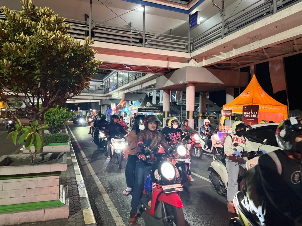 Pengguna motor yang melintasi Ketapang-Gilimanuk. (Ist)