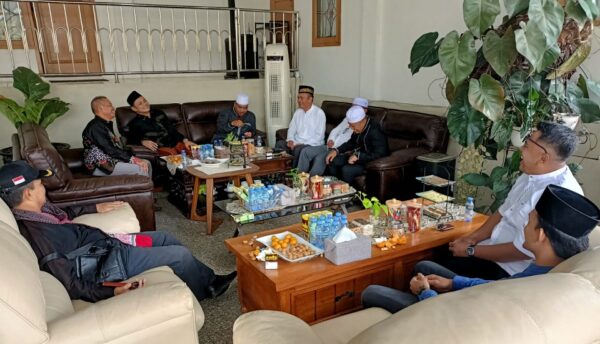 Ketua DPRD Kabupaten Paser Hendra Wahyudi beserta keluarga menggelar Open House Lebaran. (Ist)