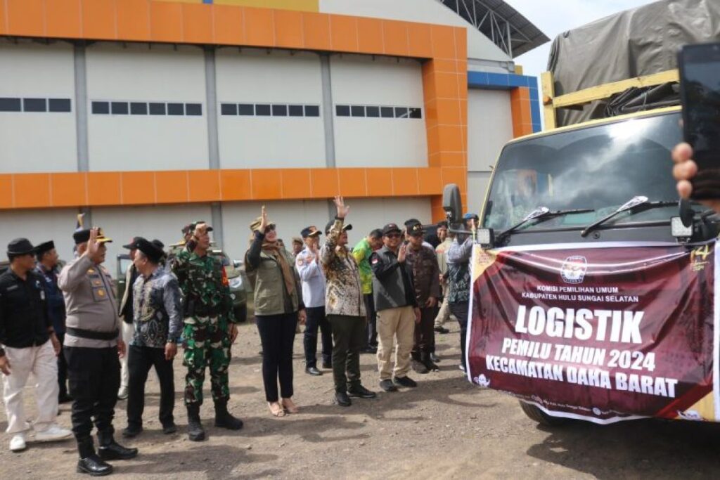 Penjabat (Pj) Bupati Hulu Sungai Selatan (HSS), Kalimantan Selatan (Kalsel) Hermansyah secara seremonial melepas armada distribusi logistik Pemilu 2024. (Ist)