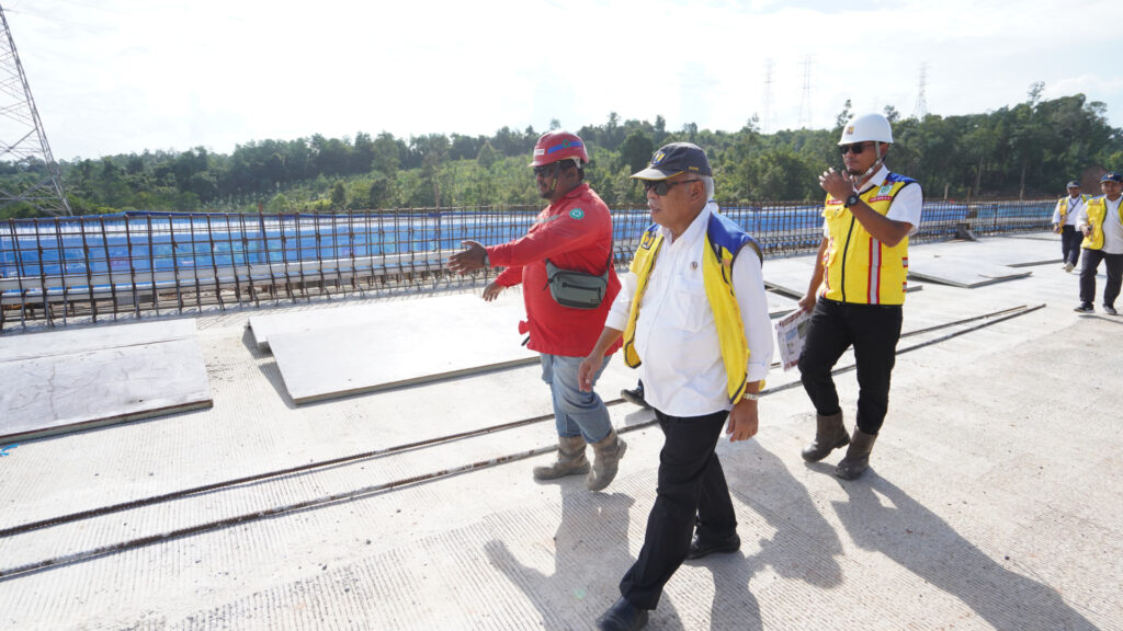 Menteri PUPR Basuki Hadimuljono saat meninjau pembangunan jalan tol dalam kunjungan kerjanya ke IKN Nusantara di Kalimantan Timur. (Ist)