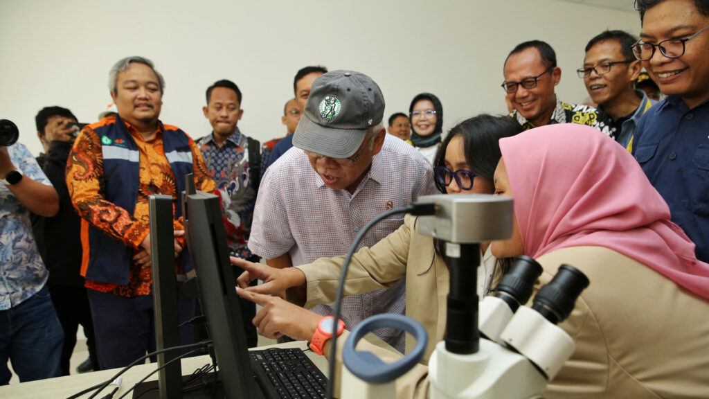 Menteri PUPR Basuki Hadimuljono saat bersama Mahasiswa UGM melihat prasarana Stasiun Lapangan Geologi Prof R. Soeroso UGM. (Ist)