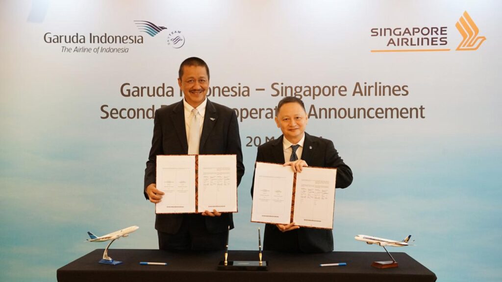 Direktur Utama Garuda Indonesia Irfan Setiaputra dan Chief Executive Officer (CEO) Singapore Airlines Goh Choon Phong usai menandatangani perjanjian kerja sama frequent flyer program. (Ist)